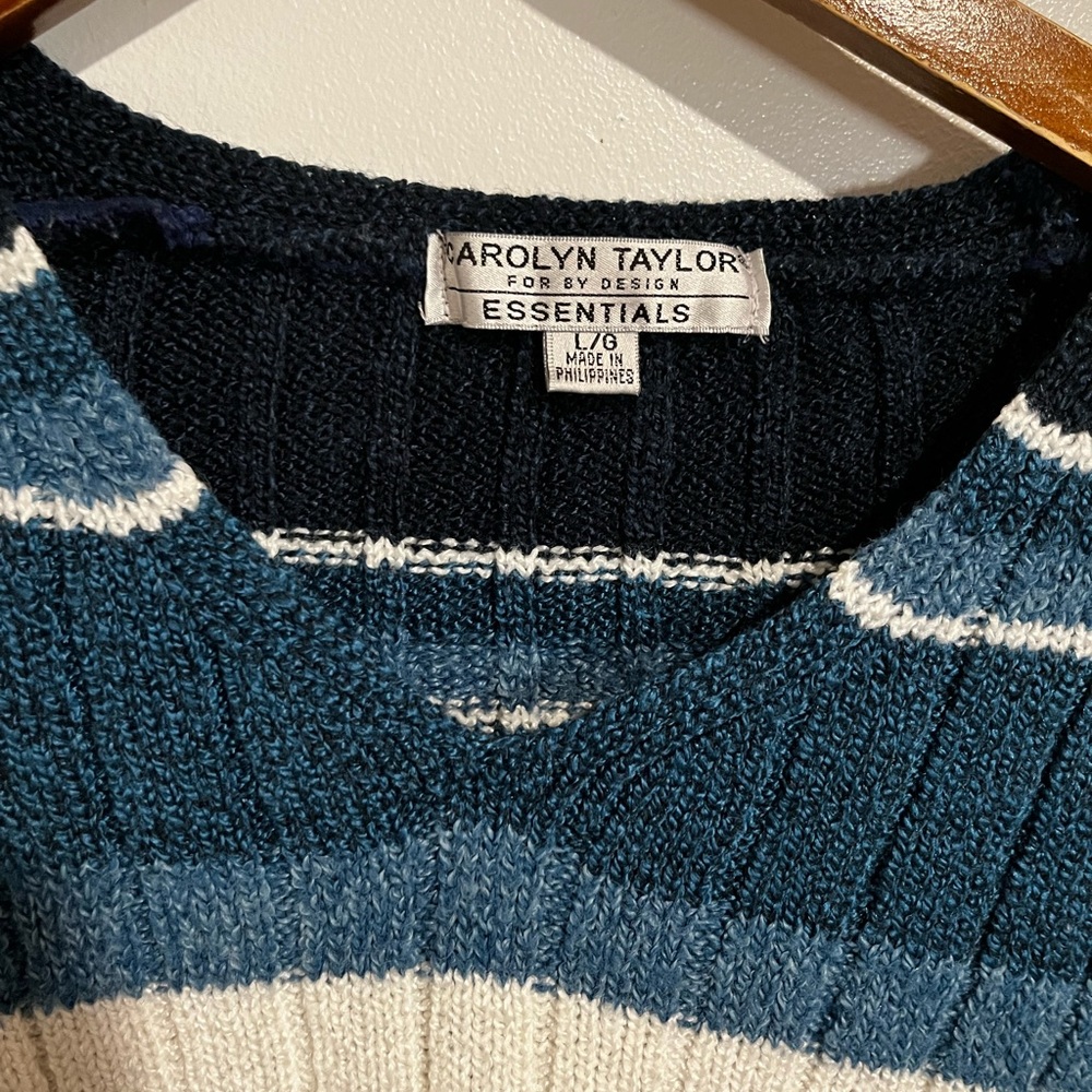 V neck - Picture 2 of 3